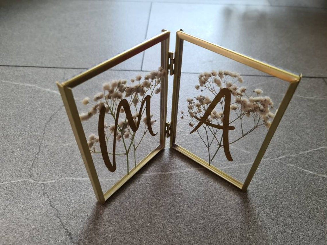 Bilderrahmen in Gold mit getrockneten Blumen, personalisierter Text