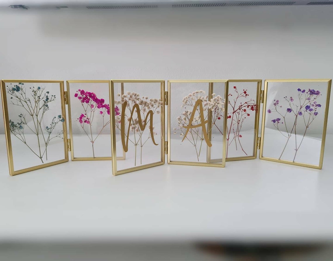 Bilderrahmen in Gold mit getrockneten Blumen, personalisierter Text