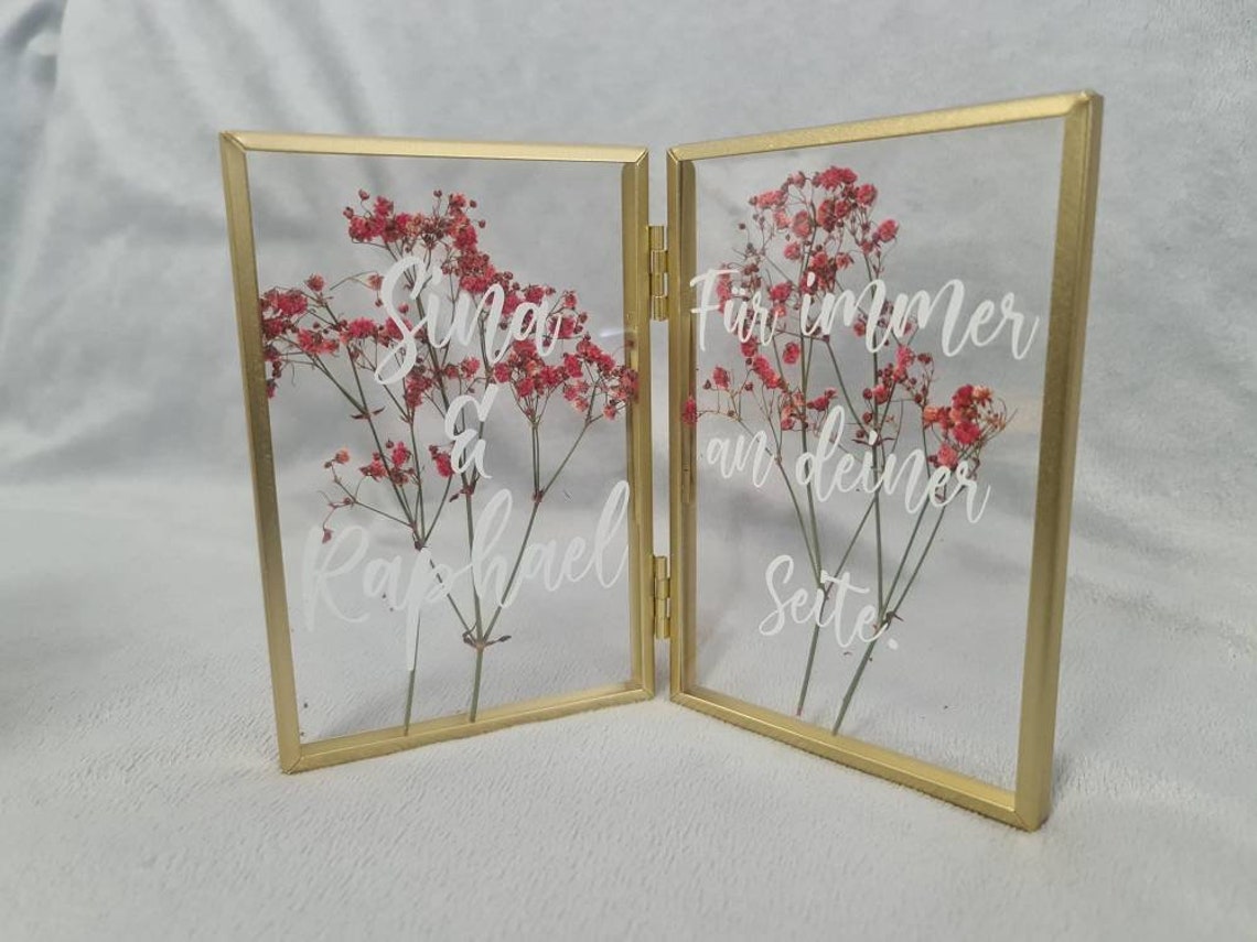 Bilderrahmen in Gold mit getrockneten Blumen, personalisierter Text